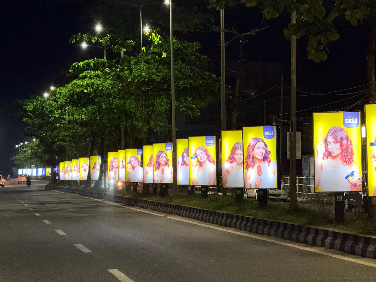 DOOH Commercial Display